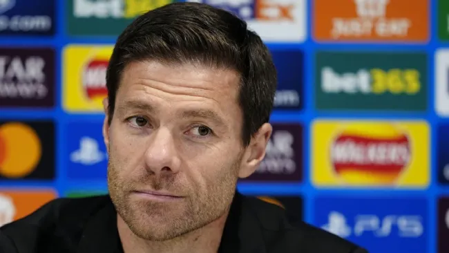 Xabi Alonso continúa con su compromiso con el Bayer Leverkusen y aún no es opción en Madrid