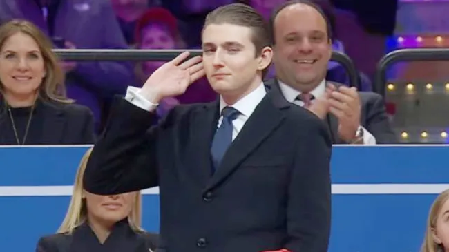 Creen que el chico puede viajar al tiempo gracias a su abuelo.