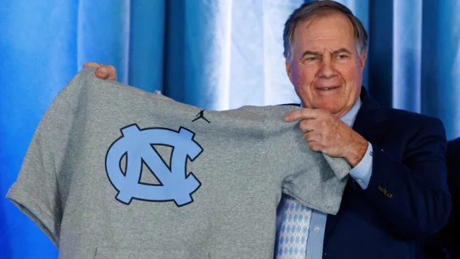 Bill Belichick firma contrato como entrenador en Carolina del Norte; descarta volver a la NFL