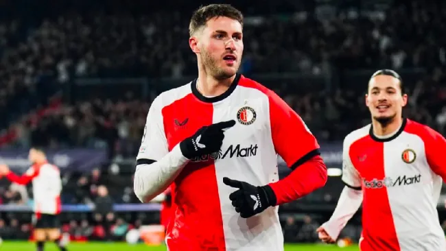 ¡Borrado! Pese a su doblete en Champions, Santi Giménez queda fuera del once ideal de la UEFA