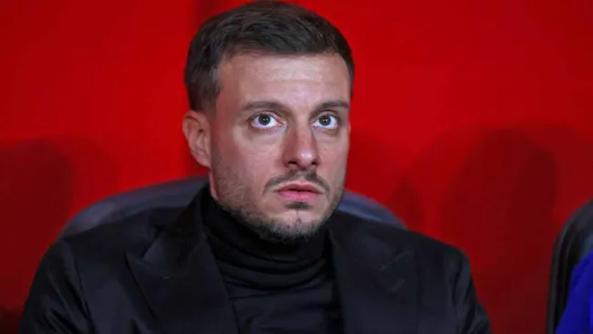 ¿Pierde a la afición? Martín Anselmi 'rechaza' bufanda de Porto en su llegada a Europa