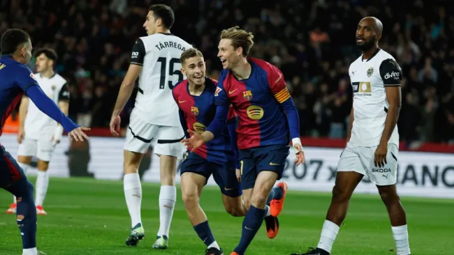 Barcelona goleó a Valencia y se acerca a los líderes 