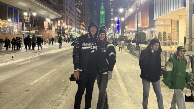 ¡Festeja con su gente! Nick Foles salió a las calles de Philadelphia a celebrar con miles de fans