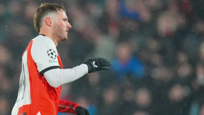 Técnico de Feyenoord no descarta salida de Santi Giménez