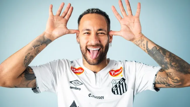 Neymar es recibido por Santos y usará la número '10' de Pelé 