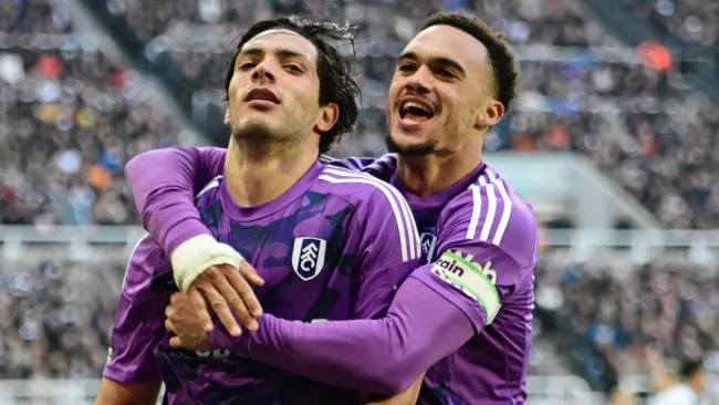 Raúl Jiménez marca el gol del empate ante Newcastle