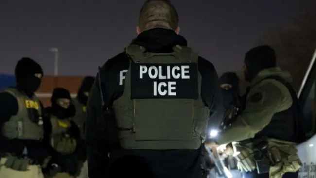 Policías ICE en redadas deteniendo a miles de migrantes en EU