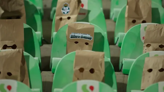 Afición de Santos protesta con bolsas de papel tras quinta derrota consecutiva