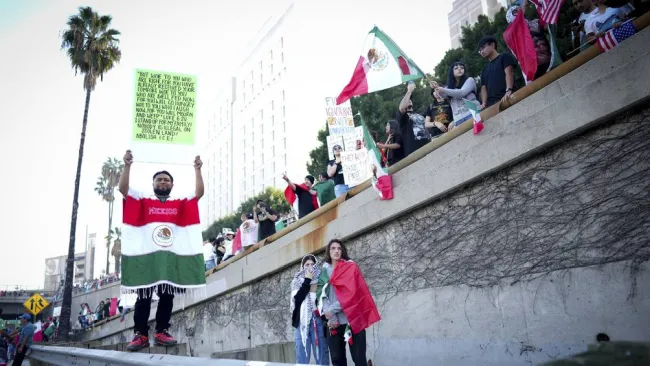 Mexicanos hacen manifestación en Los Ángeles para exigir fin a las deportaciones