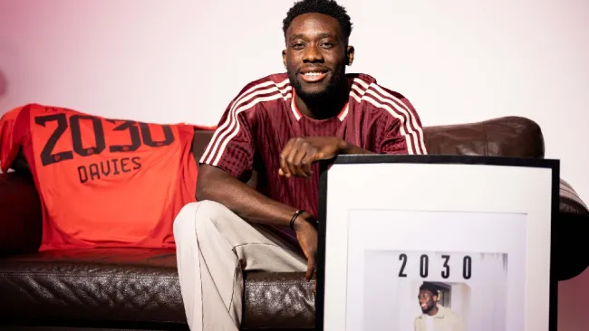 Alphonso Davies extiende contrato