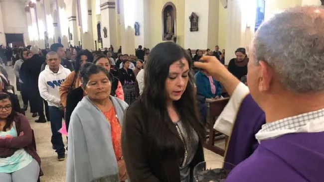 La gente católica se prepara para conmemorar la Resurrección de Jesús.