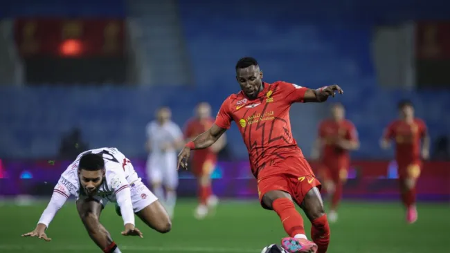 Julián Quiñones anota en la victoria de Al-Qadsiah sobre Al-Raed