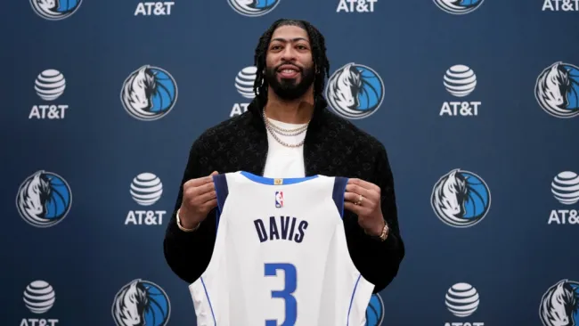 Anthony Davis es consciente del enojo de los aficionados de los Mavs tras la salida de Doncic 