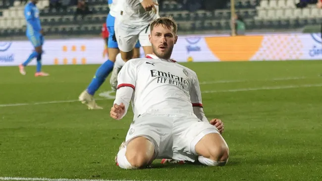 Santiago Giménez recibe brutal patada en su debut con el Milan en la Serie A