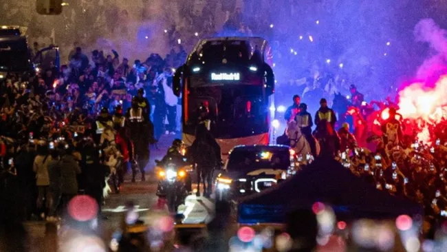 ¡Monumental! Real Madrid es recibido entre bengalas y cánticos por miles de aficionados previo a Derbi vs Atlético