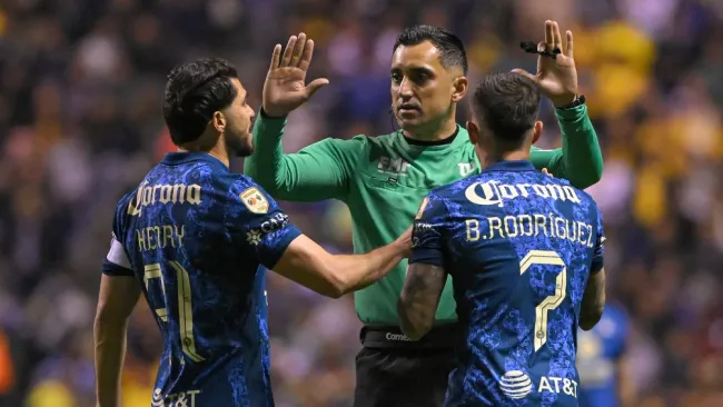 Comisión de Árbitros revela audios del VAR sobre polémica jugada del Puebla vs América