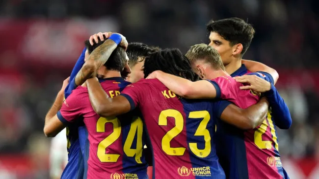 Barcelona golea de visita al Sevilla y se pone a dos puntos del Real Madrid 