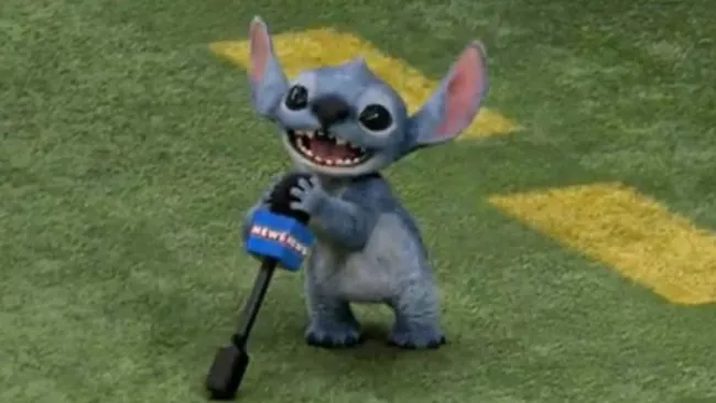 Stitch invade el campo del Caesars Superdome durante el Super Bowl LIX