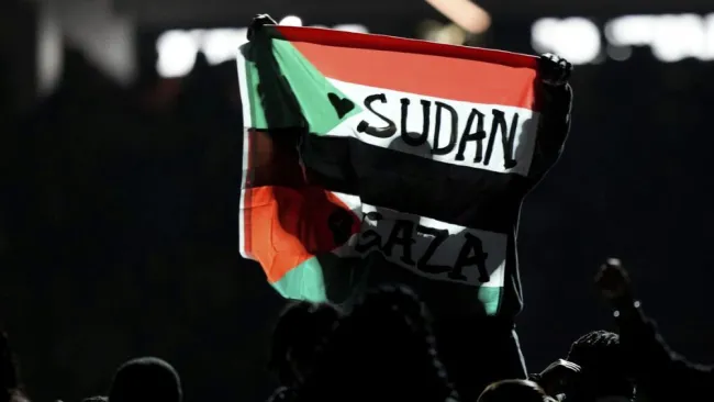 Un bailarín ingresó al campo con una bandera de Palestina