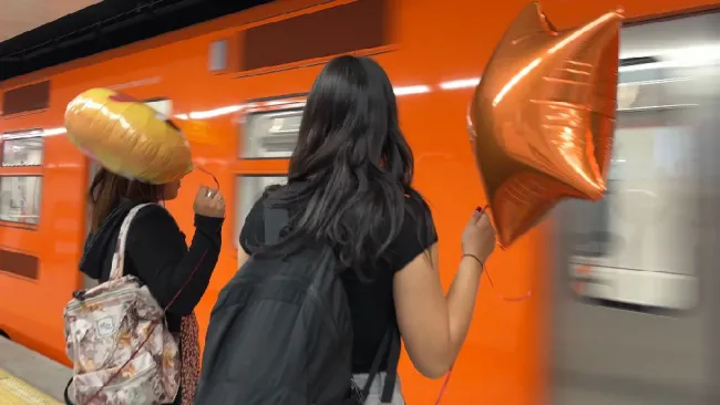 Las personas viajan con sus regalos del Día del Amor y la Amistad.