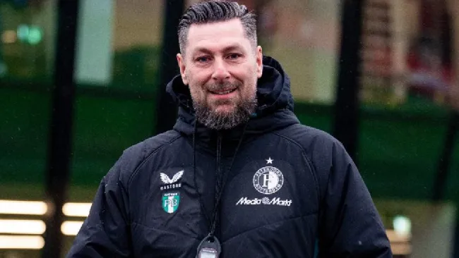 Feyenoord presenta a su nuevo DT