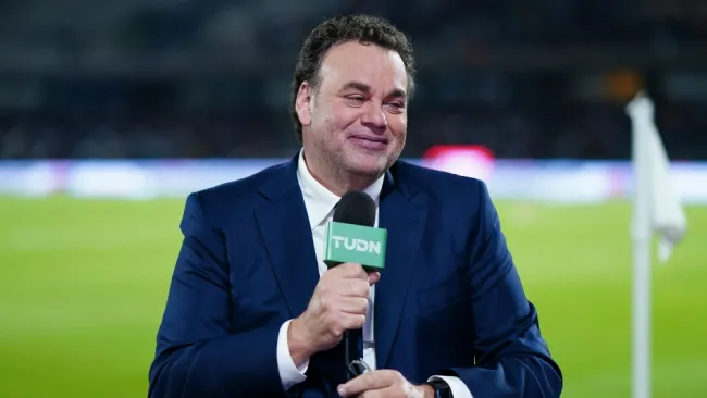 Faitelson asegura que Henry Martín haría más goles que Santiago Giménez en Feyenoord 