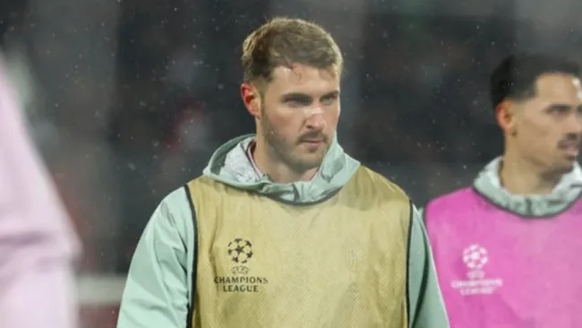 Santiago Giménez fue ovacionado por la afición del Feyenoord en su regreso a Róterdam 