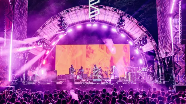 Ahorra energía que las bandas comienzas desde temprano y terminan en la madrugada.