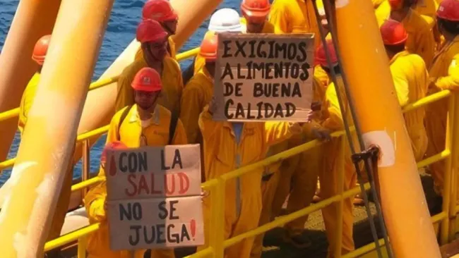 Los inconformes portaron pancartas exigiendo sus demandas.