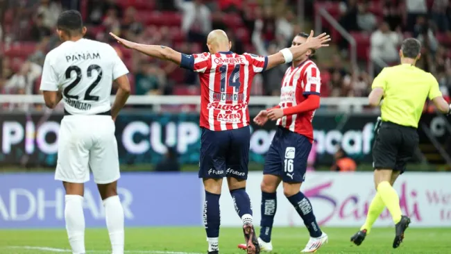 Carlos Salcido defiende a Chicharito Hernández