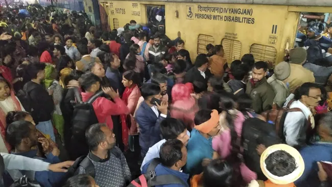 Nueva estampida en estación de tren de Nueva Delhi deja muertos y heridos