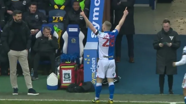 Adam Forshaw, del Blackburn Rovers, va y le festeja el gol a su exequipo el Plymouth Argyle