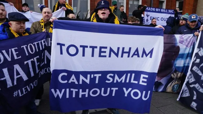 Fans de Tottenham protestan y piden salida de Daniel Levy
