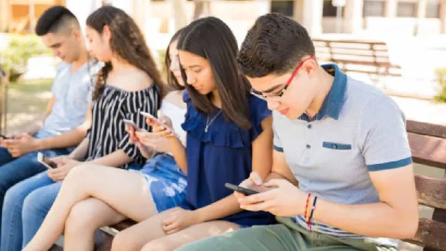 En México quieren prohibir redes sociales a menores de 14 años y el uso de celulares