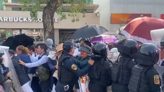 Bloqueos transportistas CDMX: Megamarcha acaba en pelea entre manifestantes y policías