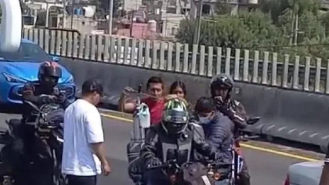Motociclista salva a bebé con oxígeno atrapada en un bloqueo en la México-Pachuca 