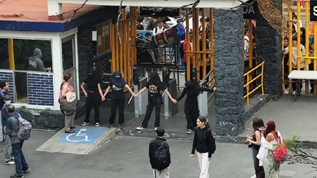 Encapuchados toman la prepa 8 de la UNAM. Esto sabemos