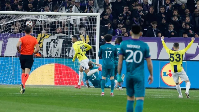 Pelea en la tribuna detiene el juego entre Anderlecht y Fenerbahce