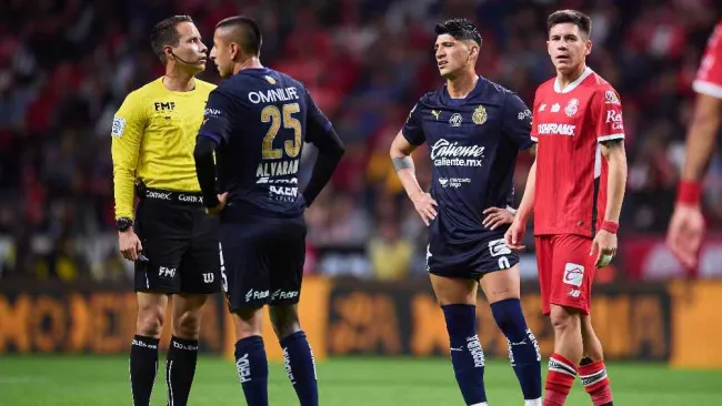 Comisión de árbitros acepta 'error' en polémico gol anulado a Chivas ante Toluca