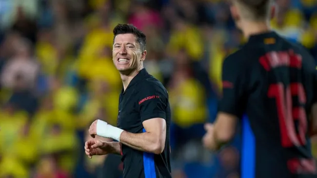 ¿Polémica? Árbitro señala fuera de lugar antes de mano de Eric García en Las Palmas vs Barcelona