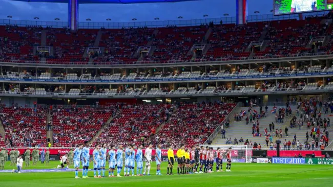 Afición de Chivas se peleó en el Estadio Akron