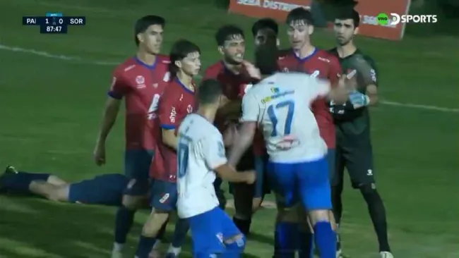 Violencia en partido de futbol en Uruguay deja a un jugador noqueado