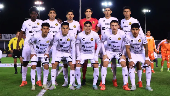 ¿Otra vez? Jugador que lesionó al ‘Hobbit’ Bermúdez, reaparece en las canchas y lo expulsan