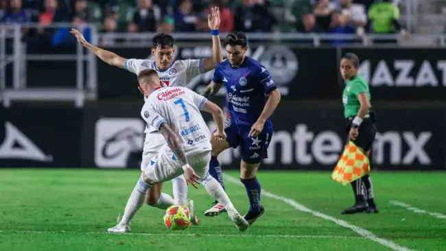 Mateusz Bogusz marca golazo, pero Cruz Azul deja ir victoria ante Mazatlán