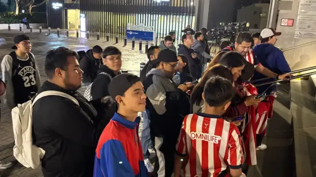 Afición 'abandona' a Chivas previo al partido ante Pumas