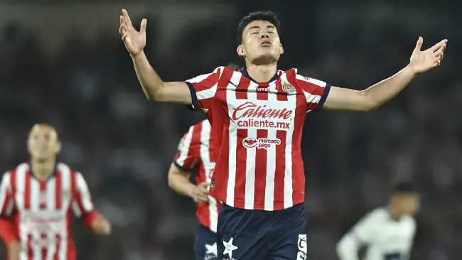 Chivas consigue el triunfo ante Pumas tras pocas horas de destituir a su director técnico