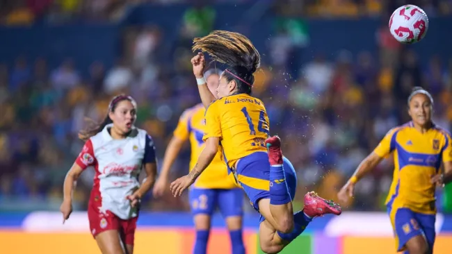 ¿Puskas? ‘Maga’ Ovalle marca espectacular gol en victoria de Tigres sobre Chivas Femenil
