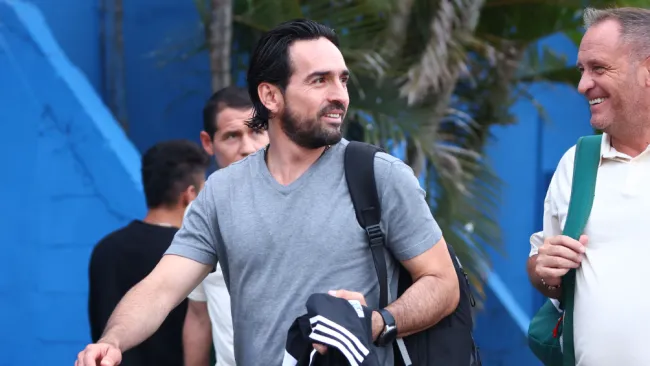 Gerardo Espinoza dirige su primer entrenamiento con Chivas