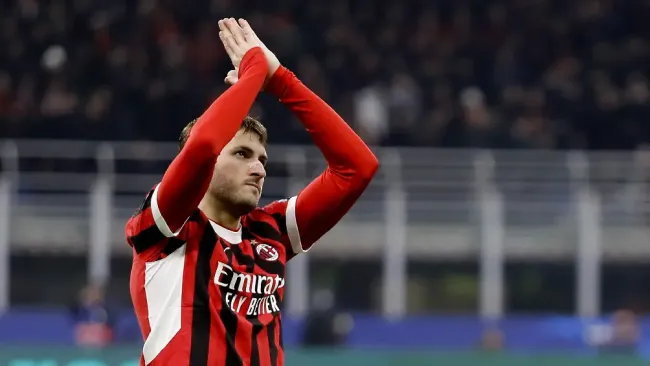 Santiago Giménez lanza promesa a los fanáticos de Milán a pesar de mal paso