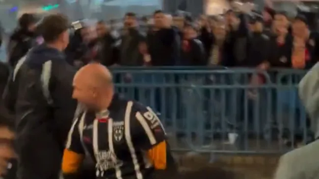 Aficionado se burla de los seguidores del Atlético de Madrid con playera de Sergio Ramos de Rayados 